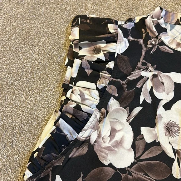 Express Ruffle Sleeve Blouse - Picture 2 of 3